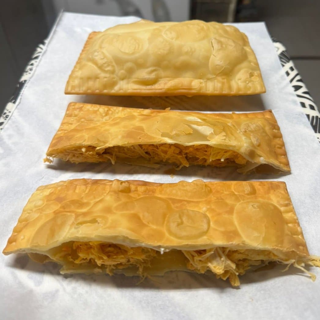 PASTEL GRANDE SABOR FRANGO PCT C/ 8 UND (180G)